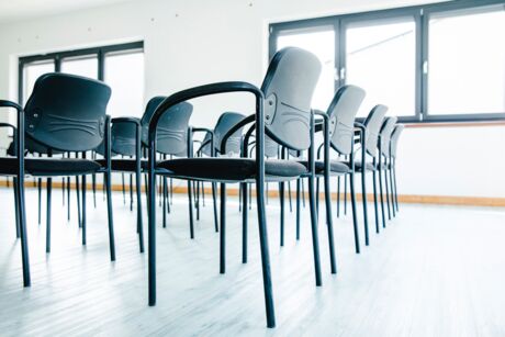 schwarze Stühle im Tagungsraum